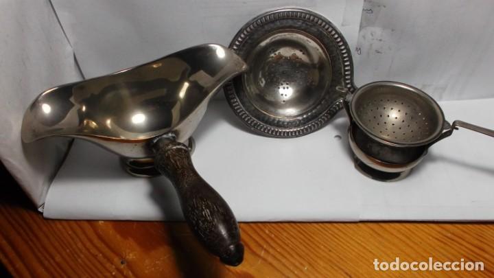 Antig&uuml;edades: LOTE DE DOS ESCURRIDORES Y UNA SALSERA AMBIDIESTRA DE METAL PARA MESA - ANTIGU0.