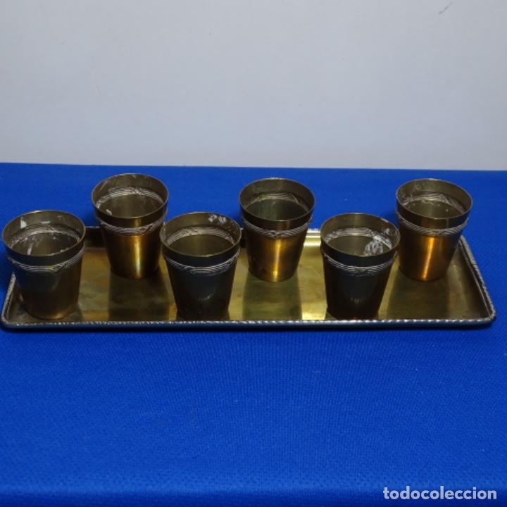 Antig&uuml;edades: Bandeja con seis vasos de metal. - Foto 1