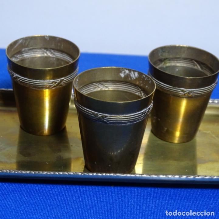 Antig&uuml;edades: Bandeja con seis vasos de metal. - Foto 2