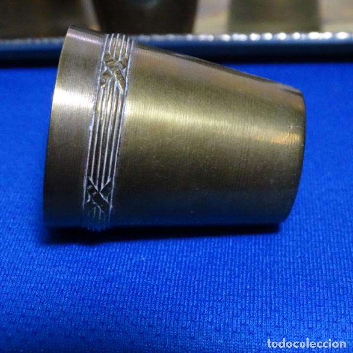 Antig&uuml;edades: Bandeja con seis vasos de metal. - Foto 3