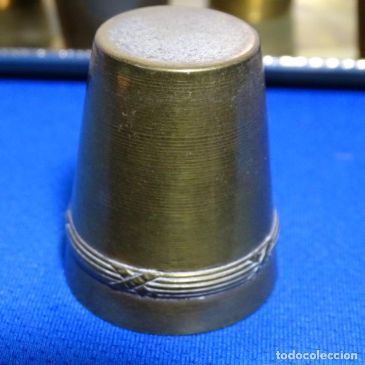Antig&uuml;edades: Bandeja con seis vasos de metal. - Foto 4