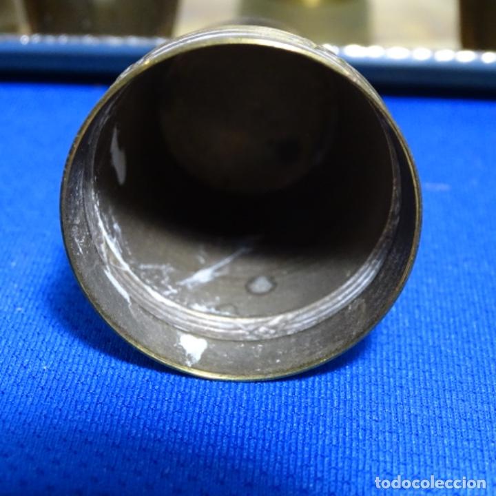 Antig&uuml;edades: Bandeja con seis vasos de metal. - Foto 5