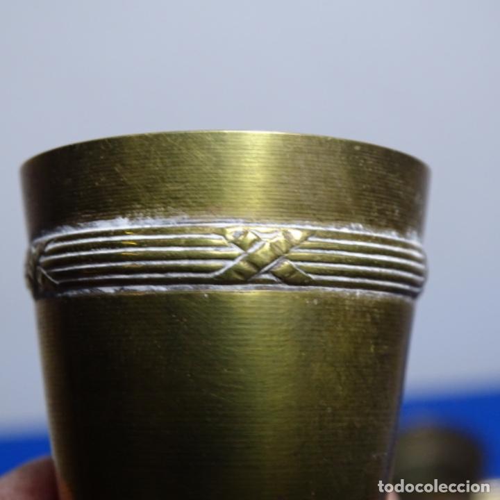 Antig&uuml;edades: Bandeja con seis vasos de metal. - Foto 6