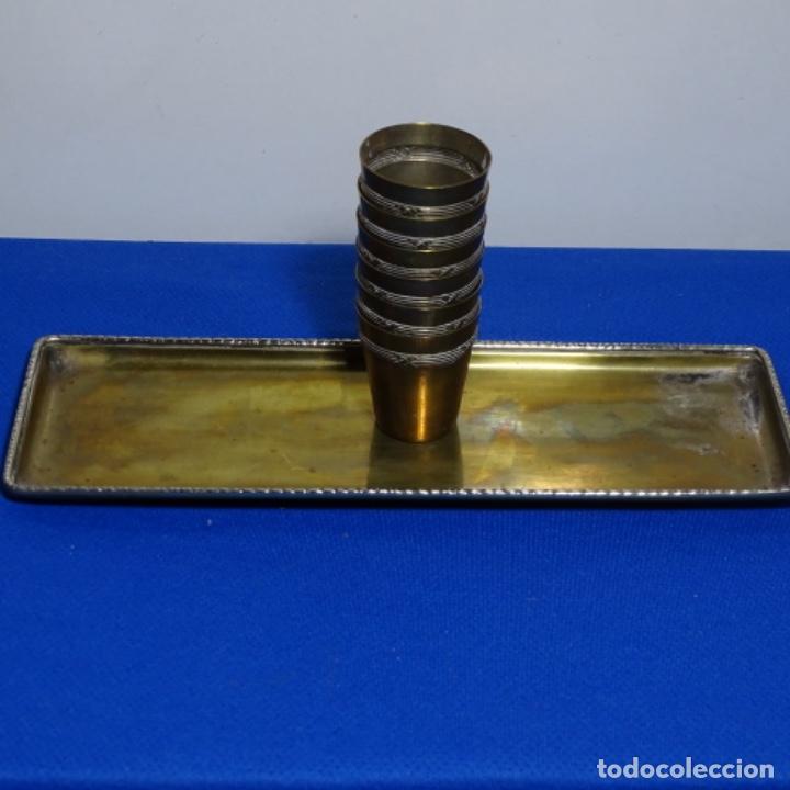 Antig&uuml;edades: Bandeja con seis vasos de metal. - Foto 10