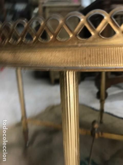 Antig&uuml;edades: Mesa de centro de madera y lat&oacute;n. - Foto 2