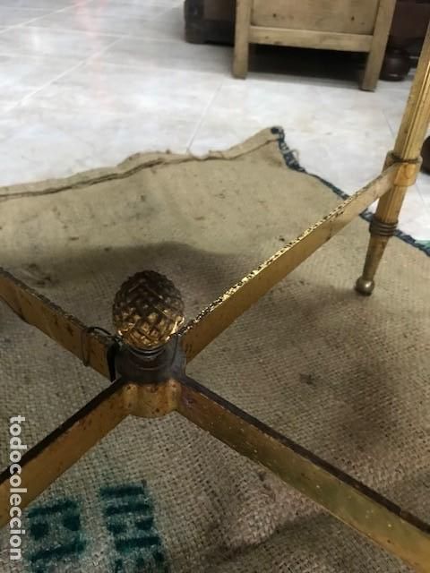 Antig&uuml;edades: Mesa de centro de madera y lat&oacute;n. - Foto 3