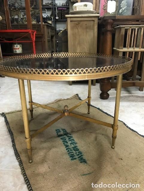 Antig&uuml;edades: Mesa de centro de madera y lat&oacute;n. - Foto 1