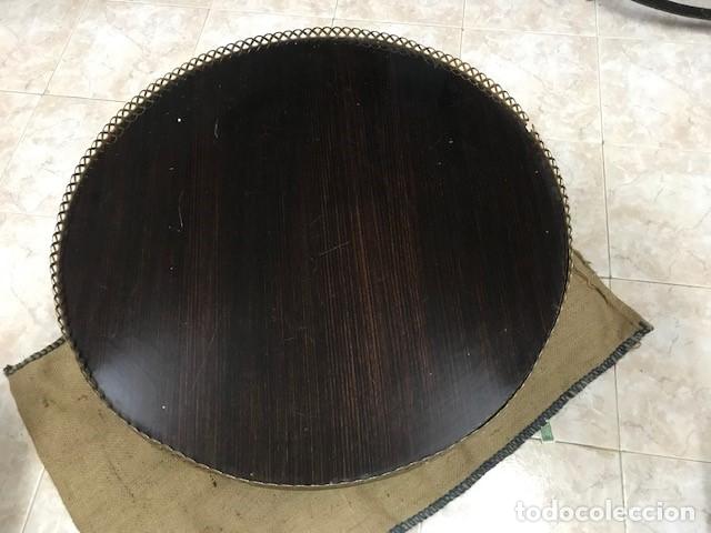 Antig&uuml;edades: Mesa de centro de madera y lat&oacute;n. - Foto 4