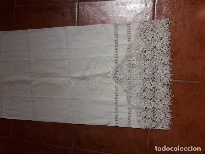 Antig&uuml;edades: Almohad&oacute;n bordado - Foto 2