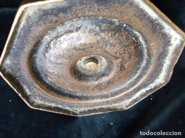 Antig&uuml;edades: Antiguo candelero de bronce - Foto 2