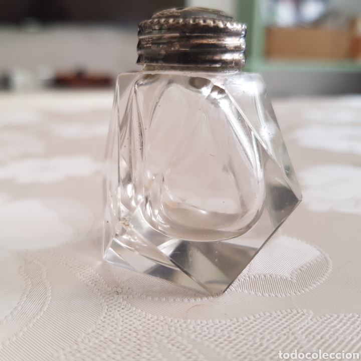 Antig&uuml;edades: Salero de vidrio con tap&oacute;n de plata -2.