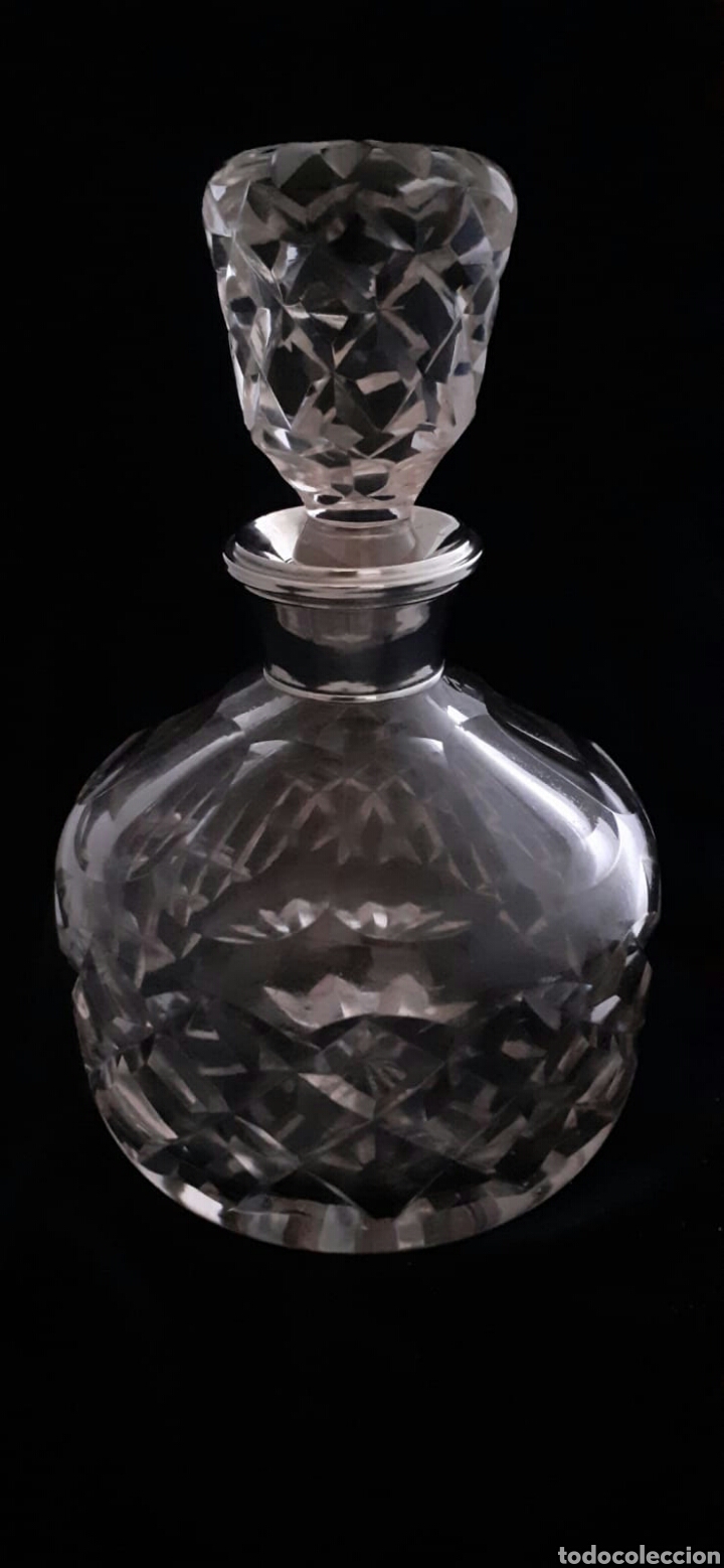 Oggetti Antichi: Antigua botella de cristal tallado con cuello de plata