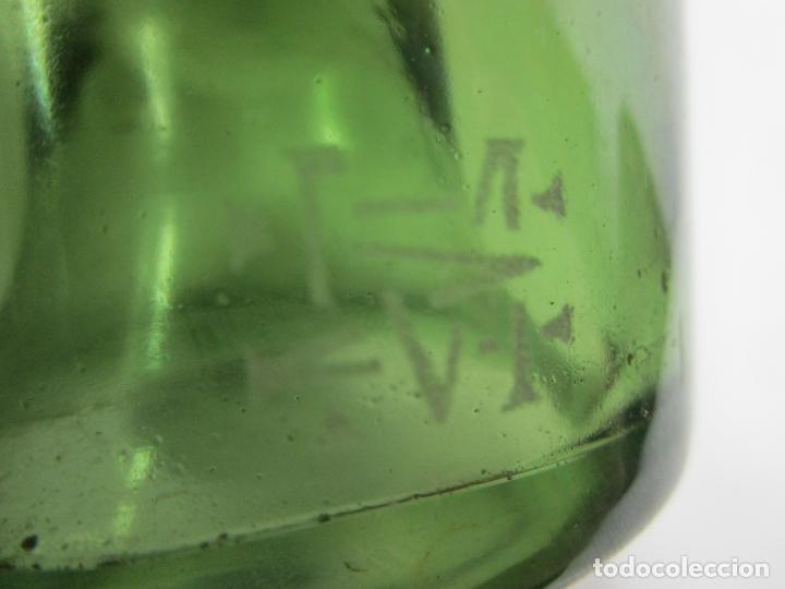 Antigüedades: Curiosa Botella Cristal Soplado Catalán - Vidrio Color Verde - Sello Grabado - S. XVIII-XIX - Foto 3 - 199577278
