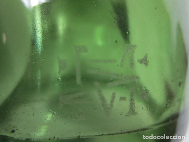 Antigüedades: Curiosa Botella Cristal Soplado Catalán - Vidrio Color Verde - Sello Grabado - S. XVIII-XIX - Foto 5 - 199577278