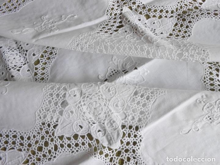 Antigüedades: Mantel blanco, totalmente bordado y ganchillo a mano, años 80. 90x90cm. 4 servilletas. nuevo - Foto 2 - 199632477