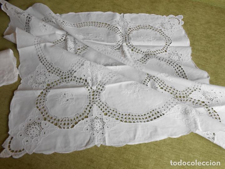 Antigüedades: Mantel blanco, totalmente bordado y ganchillo a mano, años 80. 90x90cm. 4 servilletas. nuevo - Foto 3 - 199632477