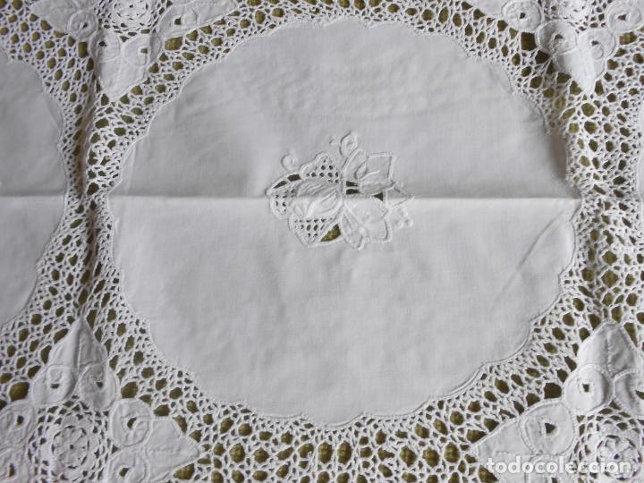 Antigüedades: Mantel blanco, totalmente bordado y ganchillo a mano, años 80. 90x90cm. 4 servilletas. nuevo - Foto 5 - 199632477