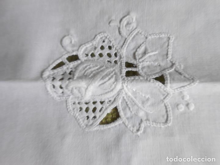 Antigüedades: Mantel blanco, totalmente bordado y ganchillo a mano, años 80. 90x90cm. 4 servilletas. nuevo - Foto 6 - 199632477