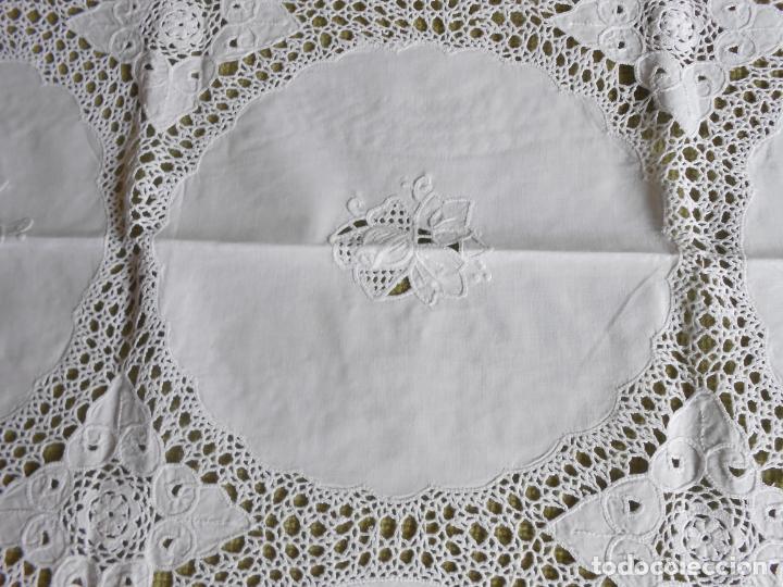 Antigüedades: Mantel blanco, totalmente bordado y ganchillo a mano, años 80. 90x90cm. 4 servilletas. nuevo - Foto 13 - 199632477