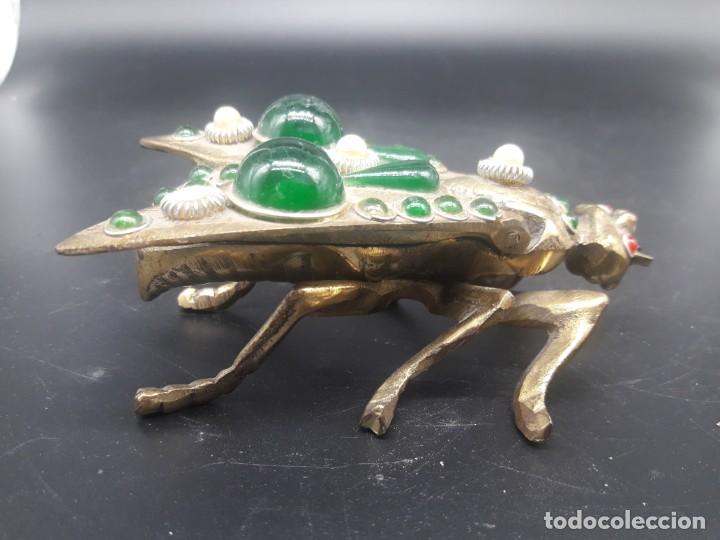Antig&uuml;edades: Mosca de lat&oacute;n con adornos - Foto 1