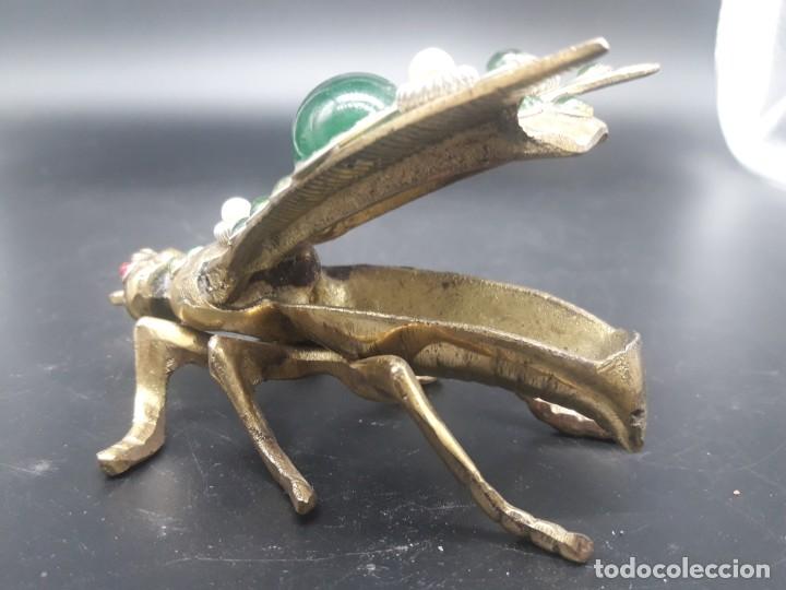 Antig&uuml;edades: Mosca de lat&oacute;n con adornos - Foto 3
