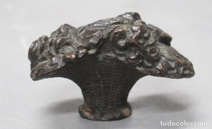 Antig&uuml;edades: PEQUE&Ntilde;A CESTA DE FLORES. BRONCE - Foto 1