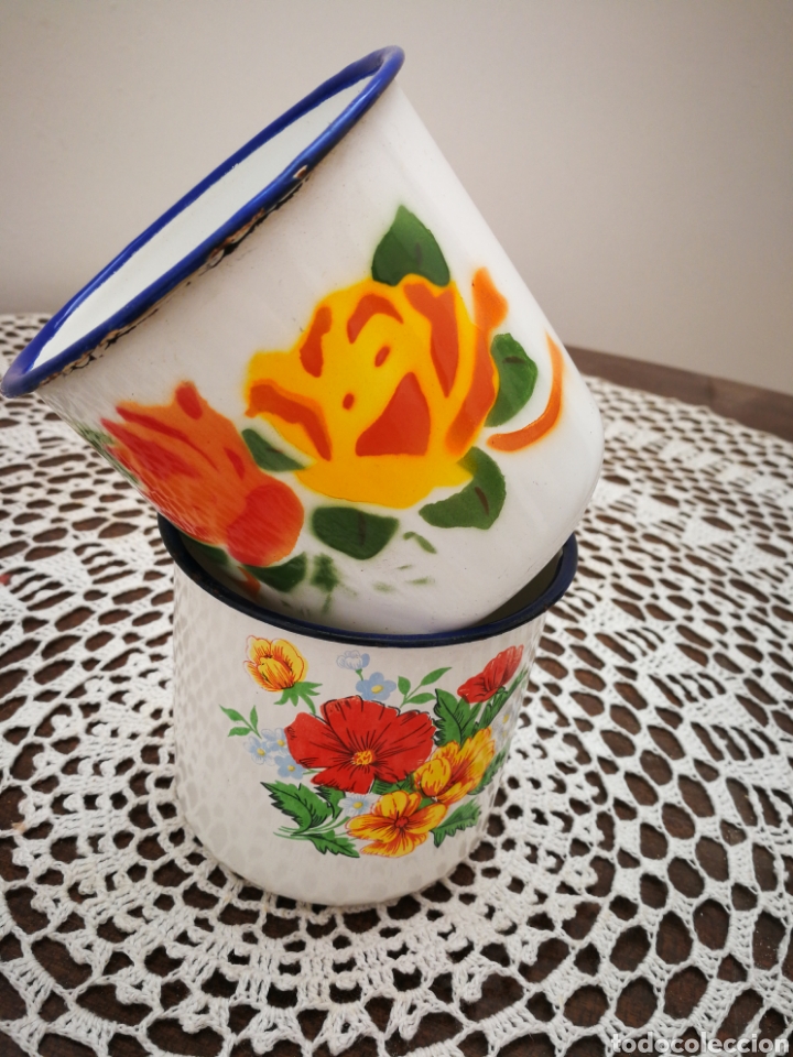 Antig&uuml;edades: TAZAS METAL ESMALTADAS DECORACI&Oacute;N FLORAL. 9X10CM