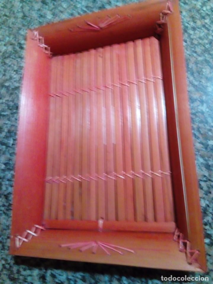 Antig&uuml;edades: bandeja de mimbre - Foto 3