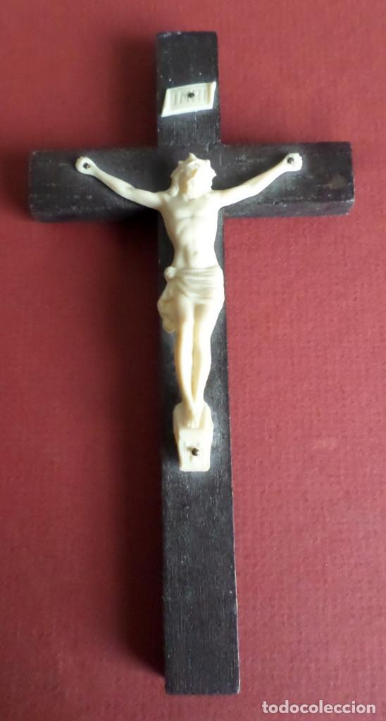 Antig&uuml;edades: Crucifijo de madera -- Cristo pl&aacute;stico - Foto 1