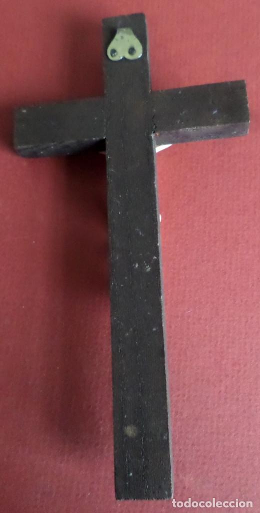 Antig&uuml;edades: Crucifijo de madera -- Cristo pl&aacute;stico - Foto 2