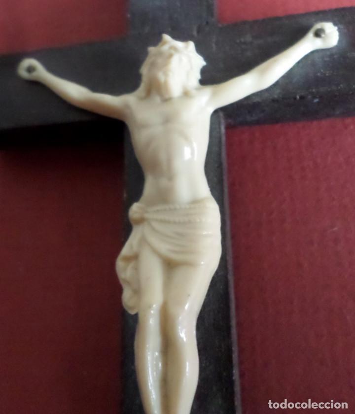 Antig&uuml;edades: Crucifijo de madera -- Cristo pl&aacute;stico - Foto 3