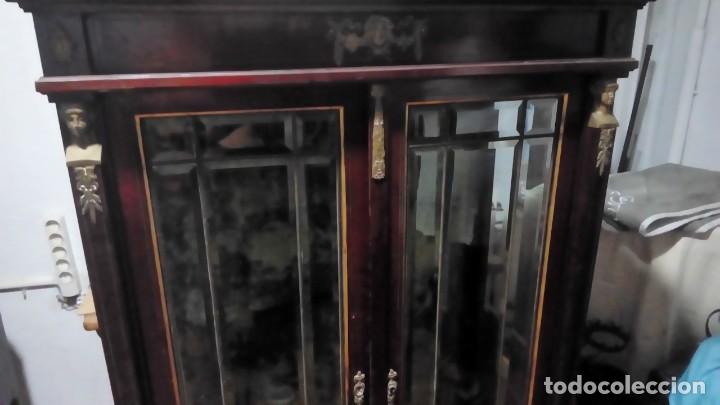 Antig&uuml;edades: vitrina estilo imperio - Foto 2