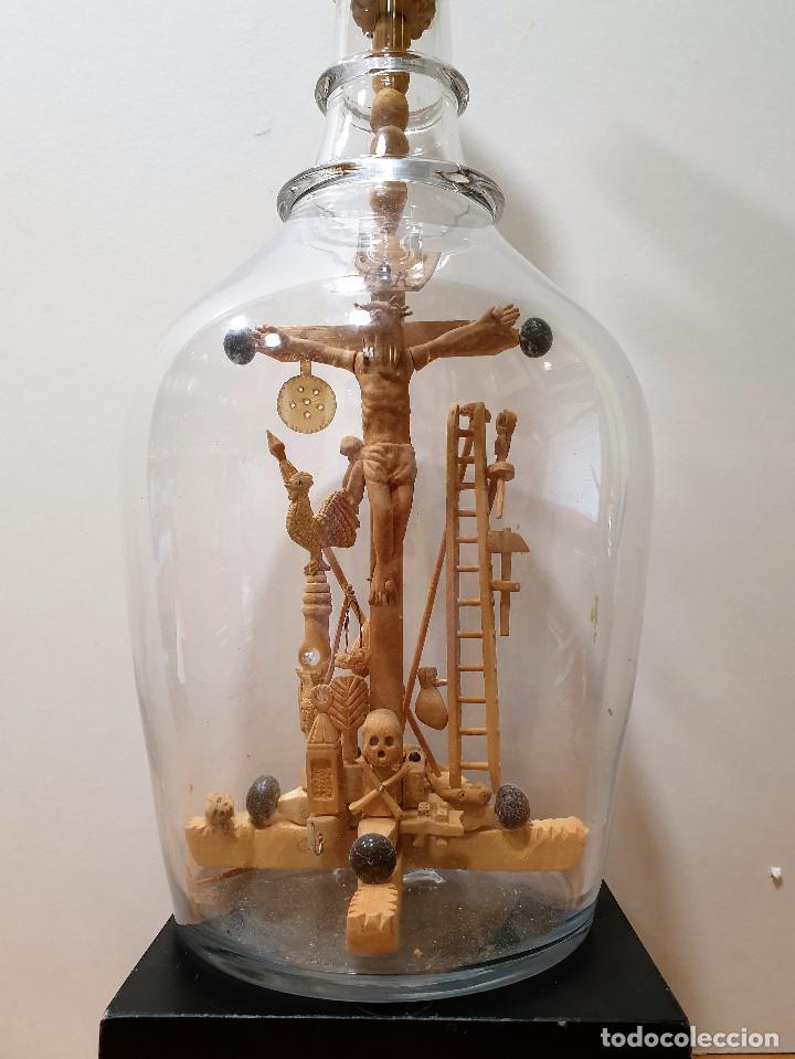 Antig&uuml;edades: Calvario de madera en botella de vidrio de La Granja. - Foto 1