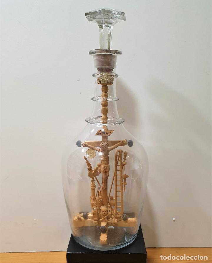 Antig&uuml;edades: Calvario de madera en botella de vidrio de La Granja. - Foto 2