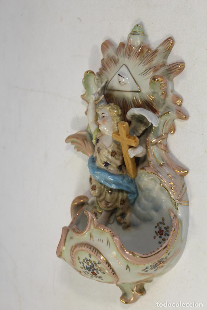 Antig&uuml;edades: benditera de porcelana con algel y cruz de ojo de dios - Foto 2