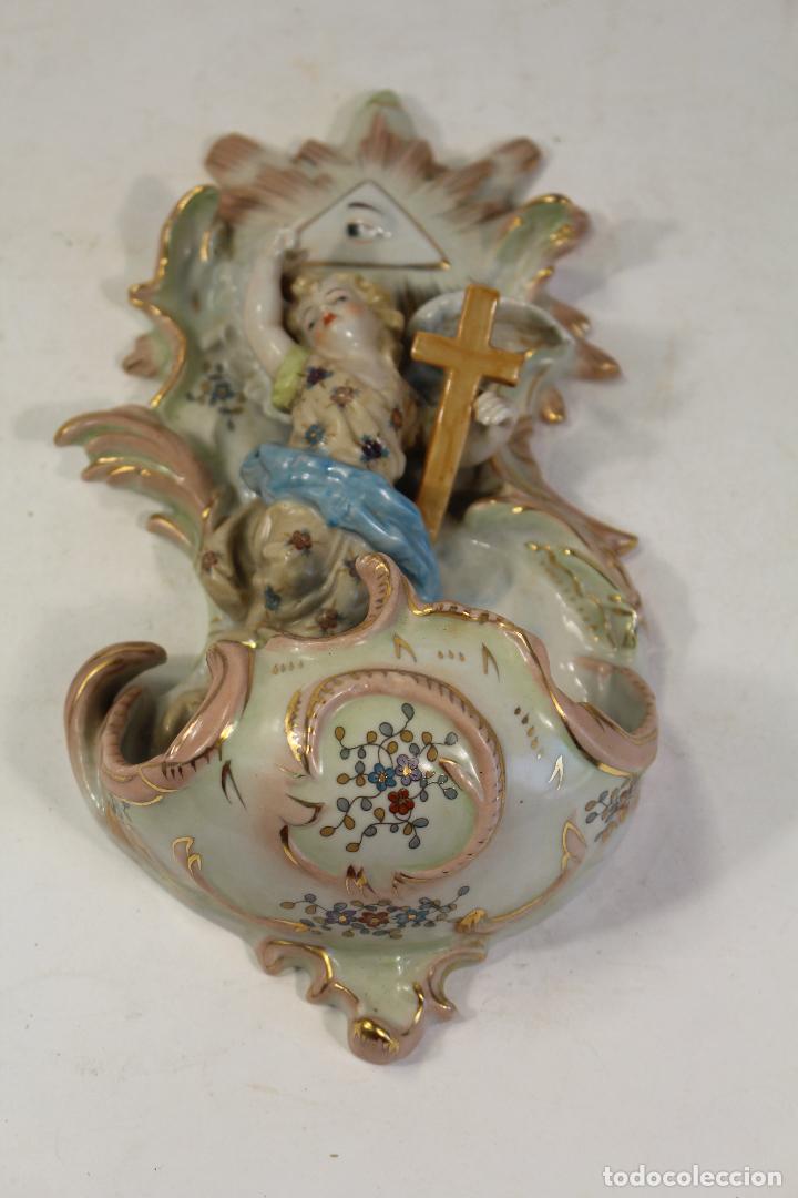Antig&uuml;edades: benditera de porcelana con algel y cruz de ojo de dios - Foto 3