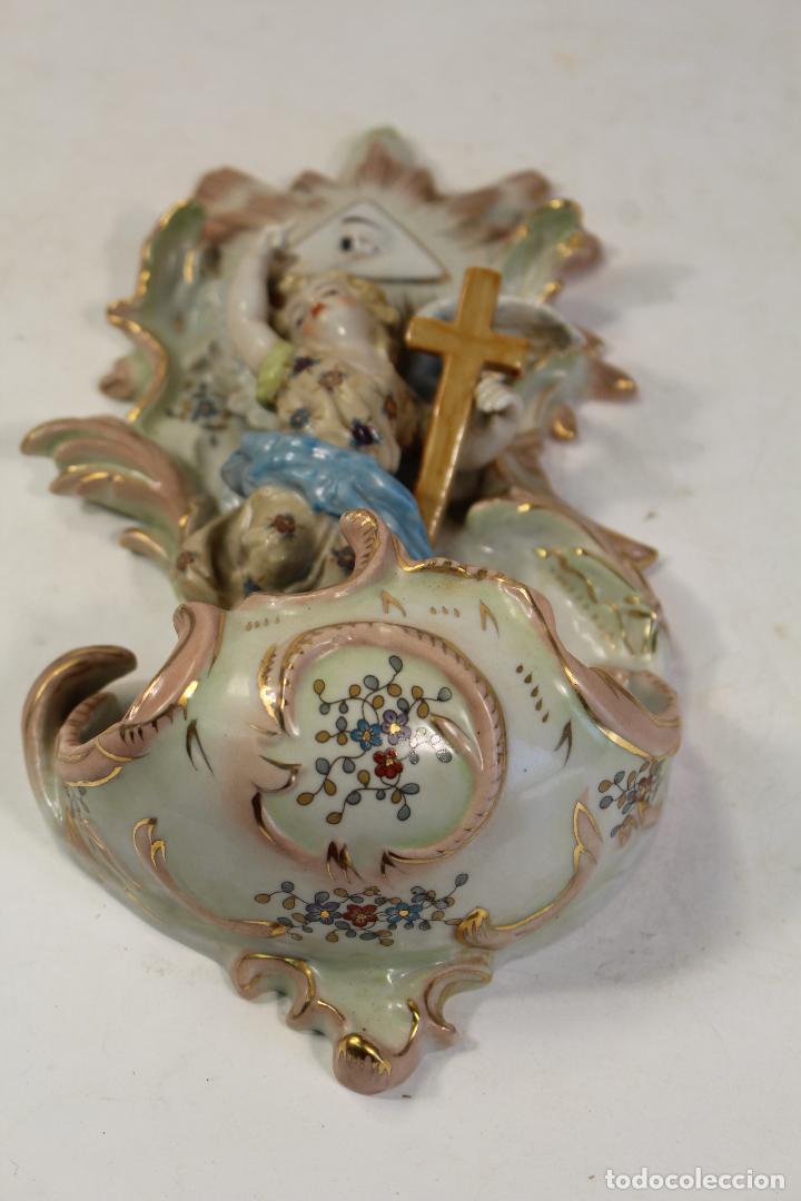 Antig&uuml;edades: benditera de porcelana con algel y cruz de ojo de dios - Foto 4