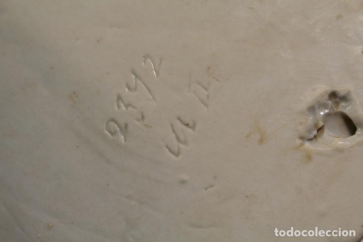 Antig&uuml;edades: benditera de porcelana con algel y cruz de ojo de dios - Foto 5