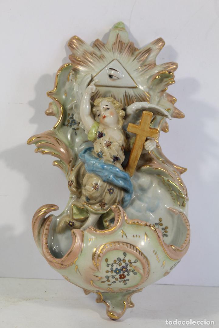 Antig&uuml;edades: benditera de porcelana con algel y cruz de ojo de dios - Foto 1