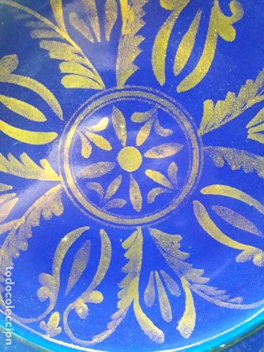Antig&uuml;edades: Plato de ceramica azul y oro - Foto 2