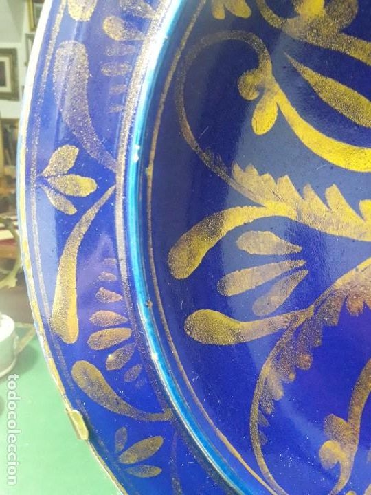 Antig&uuml;edades: Plato de ceramica azul y oro - Foto 3