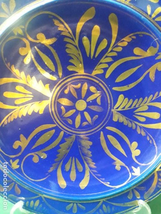 Antig&uuml;edades: Plato de ceramica azul y oro - Foto 2