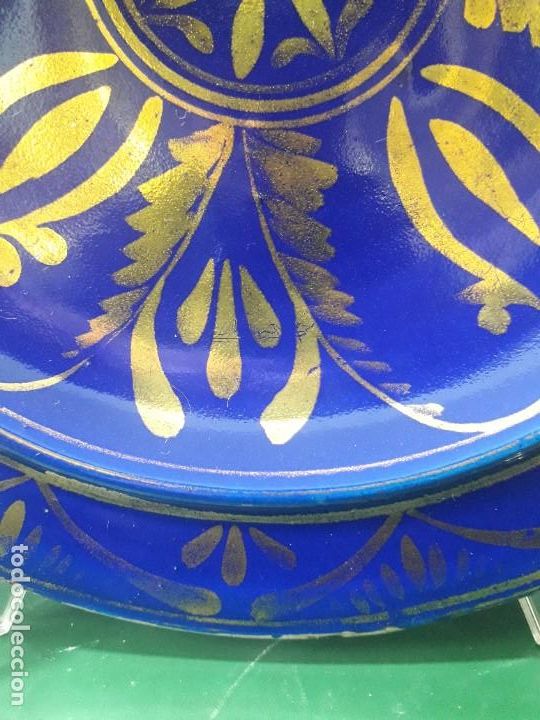 Antig&uuml;edades: Plato de ceramica azul y oro - Foto 4