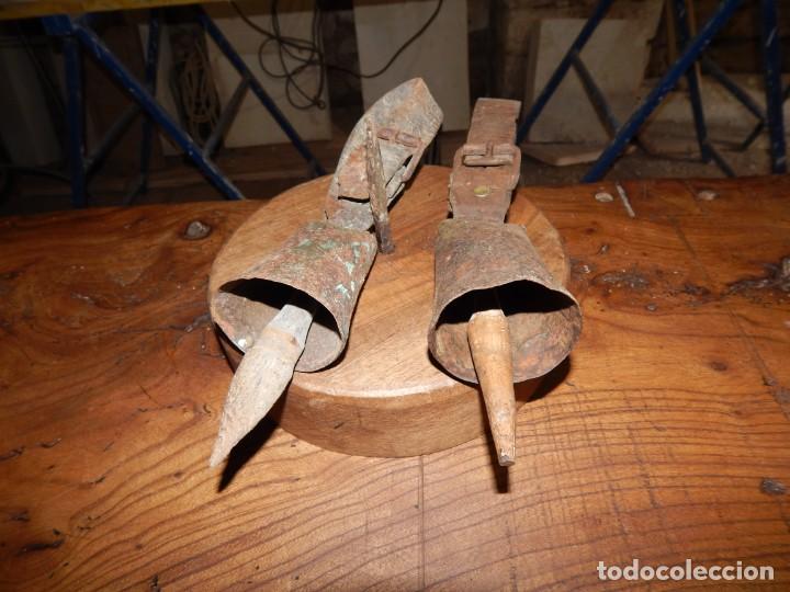 Antig&uuml;edades: pareja de cencerros antiguos - Foto 1