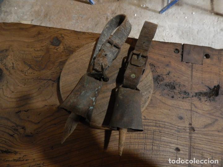 Antig&uuml;edades: pareja de cencerros antiguos - Foto 2
