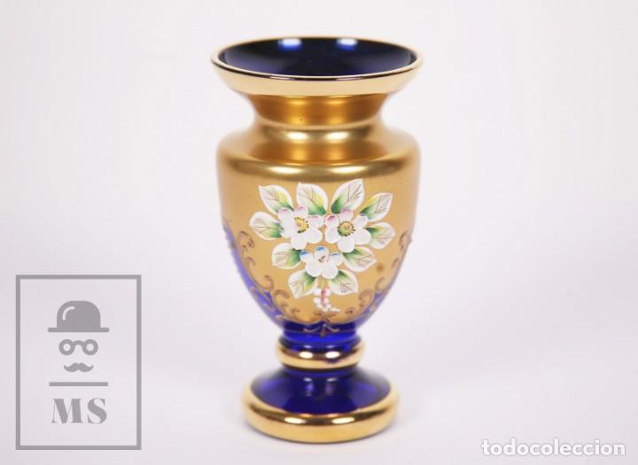 Antiquit&eacute;s: Antiguo Jarroncito de Cristal con Motivos Florales y Decoraci&oacute;n Dorada - Azul Cobalto - Altura 11 cm