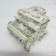 Antigüedades: PIANO DE COLA EN PORCELANA CENTROEUROPEA S.XX