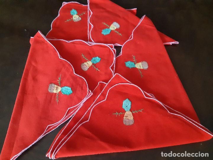 Antig&uuml;edades: SEIS SERVILLETAS ROJAS CON MOTIVOS NAVIDE&Ntilde;OS. - Foto 1