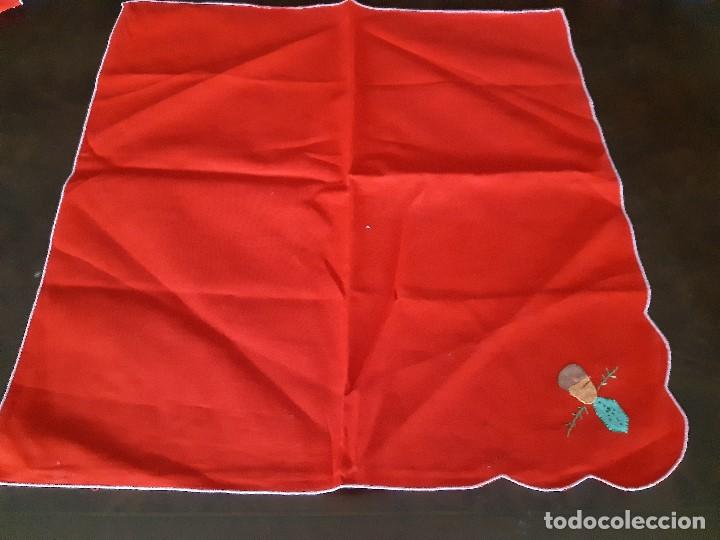 Antig&uuml;edades: SEIS SERVILLETAS ROJAS CON MOTIVOS NAVIDE&Ntilde;OS. - Foto 2
