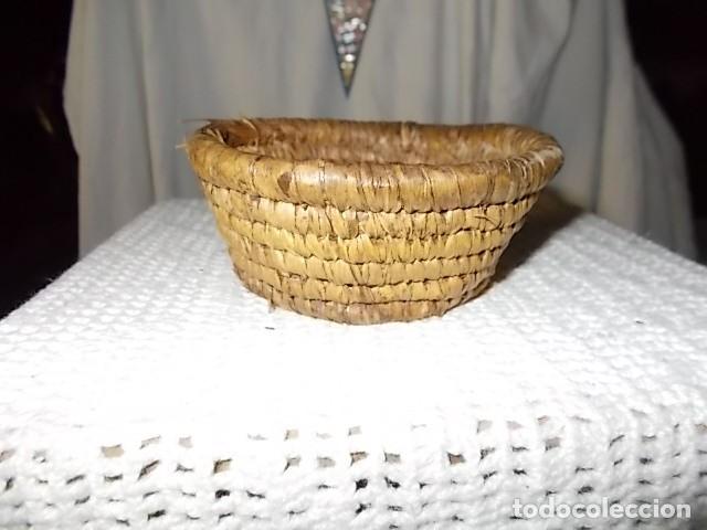 Antig&uuml;edades: antiguo salero rustico de enea, colecci&oacute;n